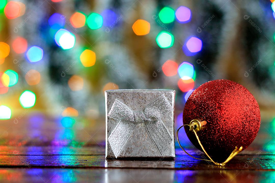 Caixas de presente na mesa de madeira decoração de natal luzes desfocadas no fundo