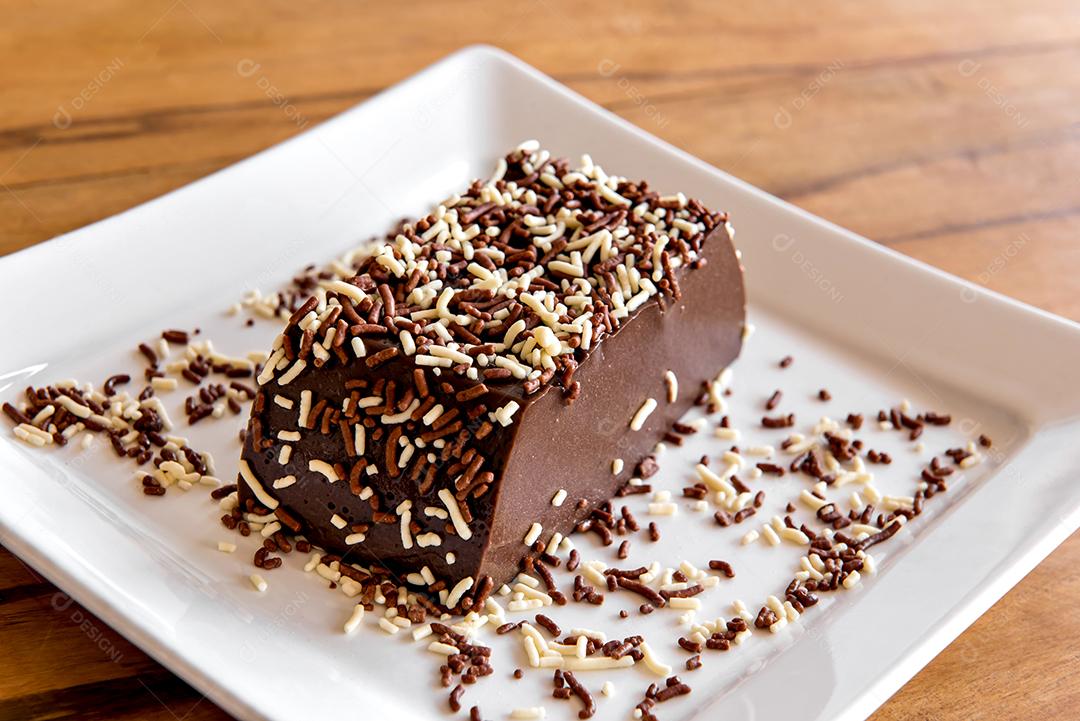 Pudim de chocolate com granulado, deliciosa sobremesa de chocolate na mesa de madeira