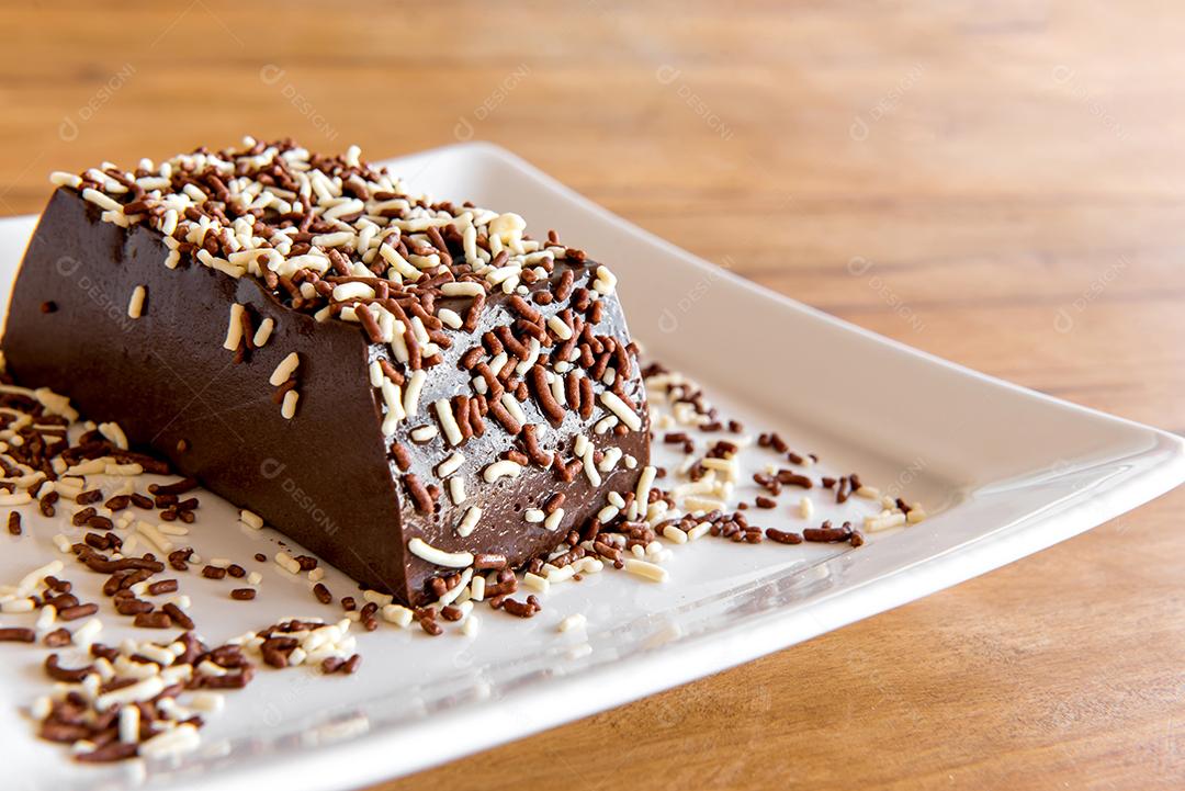 Detalhes de pudim de chocolate com granulado, deliciosa sobremesa de chocolate na mesa de madeira