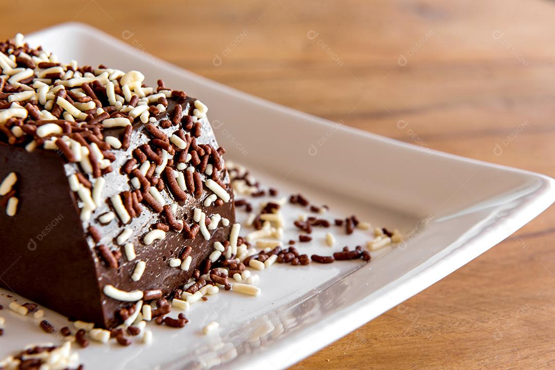 Detalhes de pudim de chocolate com granulado, deliciosa sobremesa de chocolate na mesa de madeira