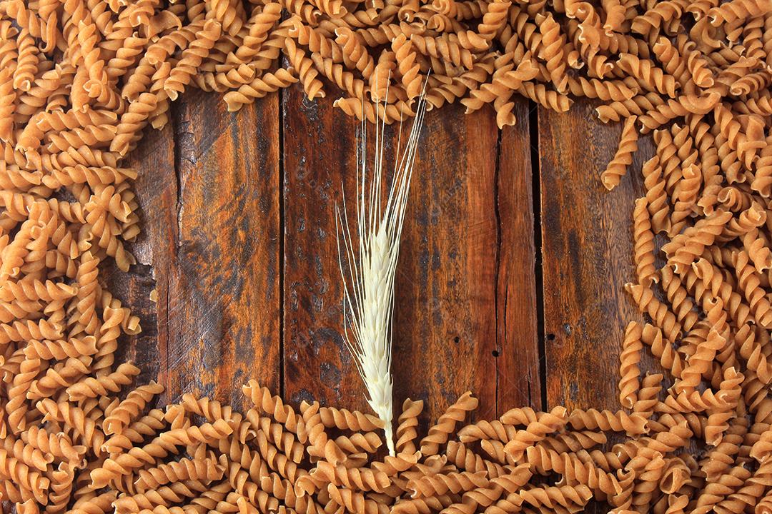 Vista superior de macarrão em um fundo de madeira espaço livre para texto