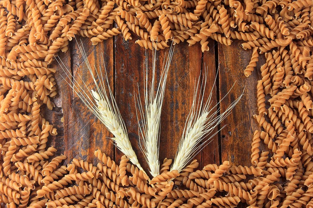 Vista superior de macarrão em um fundo de madeira espaço livre para texto