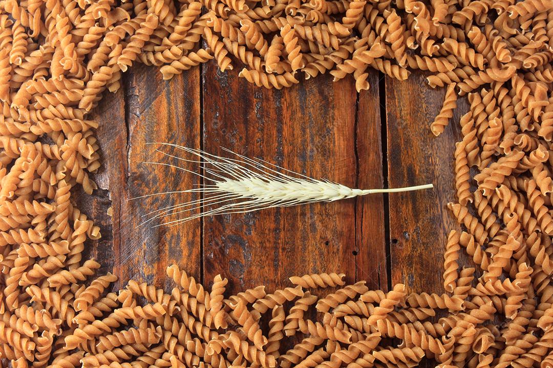 Vista superior de macarrão em um fundo de madeira espaço livre para texto
