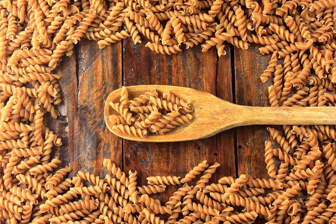 Vista superior de macarrão em um fundo de madeira espaço livre para texto