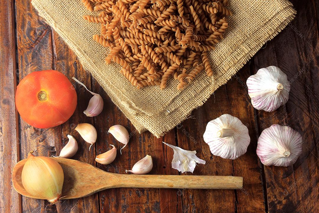 Vista superior de toda a massa de Fusilli em tecido toalha áspera sobre fundo de madeira