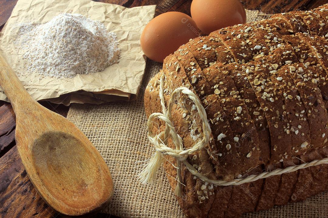 pão orgânico artesanal feito de aveia, ovos e sementes de linho. Dieta saudável. Vista do topo