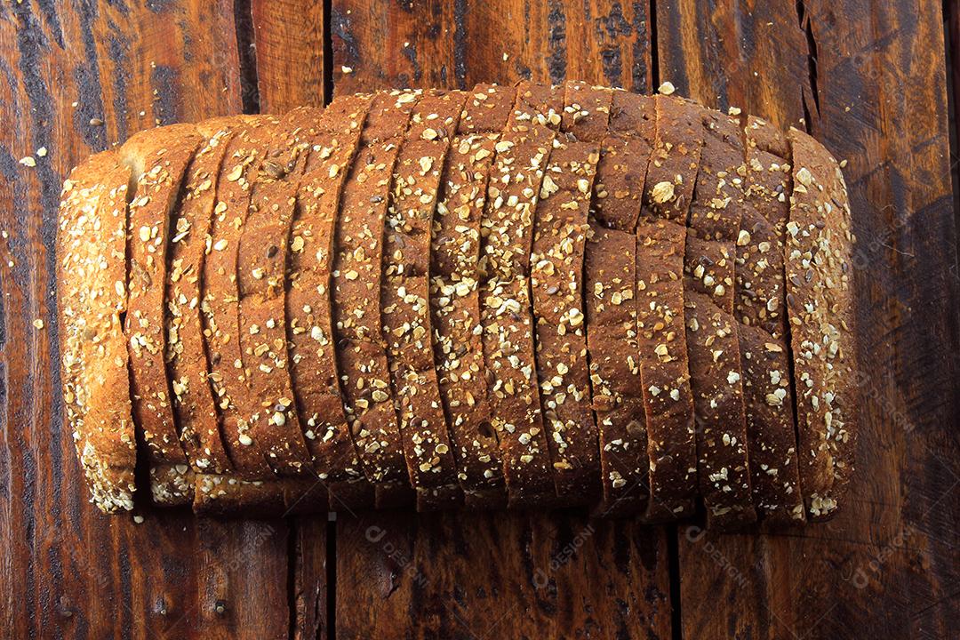 pão orgânico artesanal feito de aveia, ovos e sementes de linho. Dieta saudável. Vista do topo