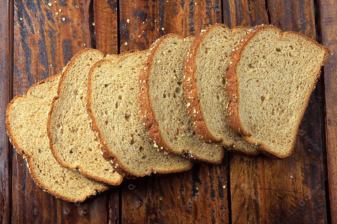 pão orgânico artesanal feito de aveia, ovos e sementes de linho. Dieta saudável. Vista do topo