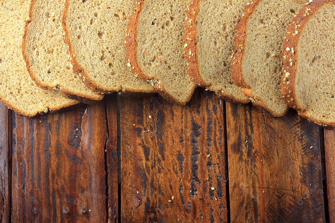 pão orgânico artesanal feito de aveia, ovos e sementes de linho. Dieta saudável. Vista do topo