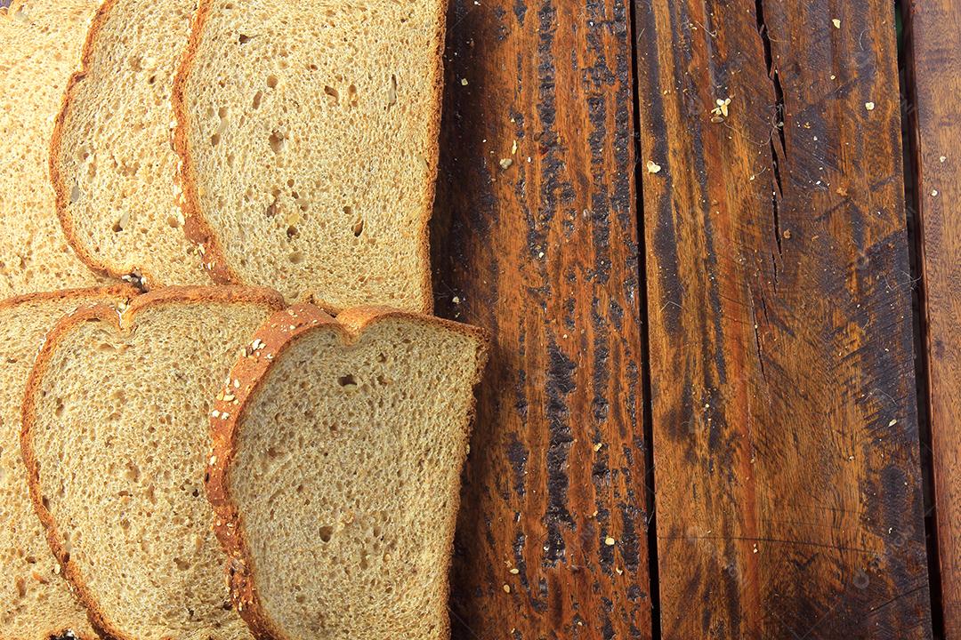 pão orgânico artesanal feito de aveia, ovos e sementes de linho. Dieta saudável. Vista do topo