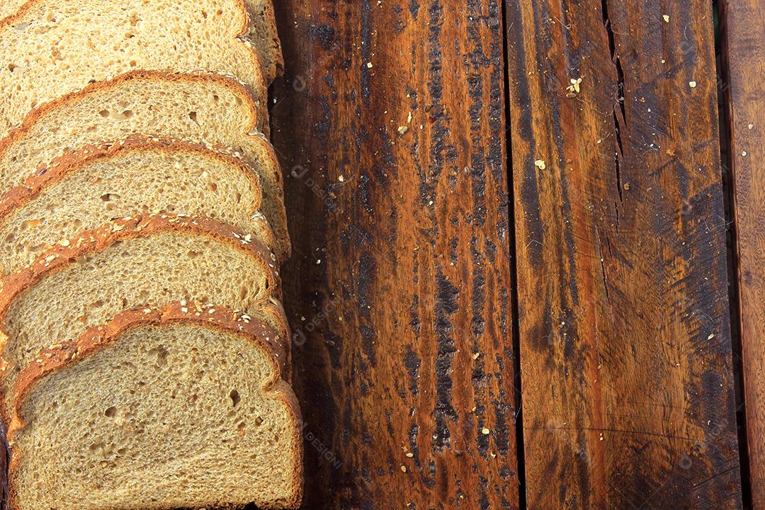 pão orgânico artesanal feito de aveia, ovos e sementes de linho. Dieta saudável. Vista do topo