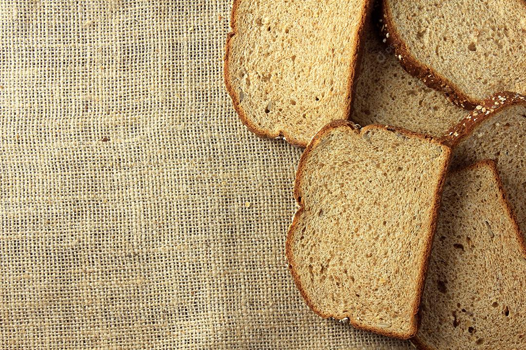 pão orgânico artesanal feito de aveia, ovos e sementes de linho. Dieta saudável. Vista do topo