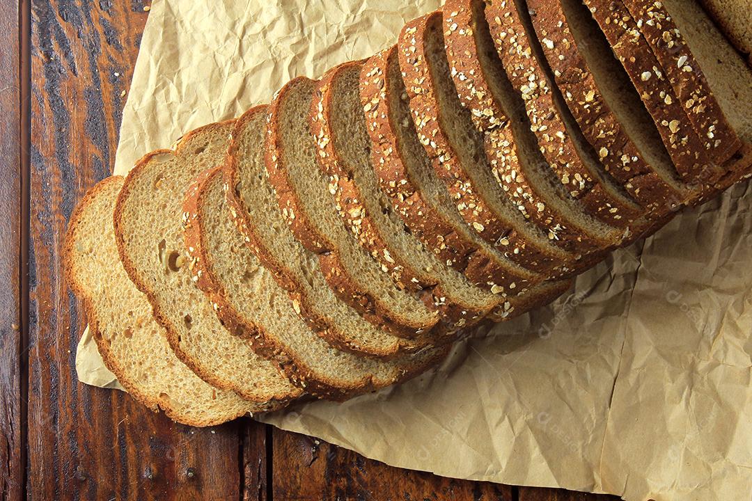pão orgânico artesanal feito de aveia, ovos e sementes de linho. Dieta saudável. Vista do topo