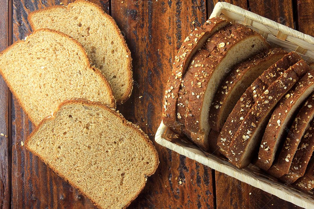 pão orgânico artesanal feito de aveia, ovos e sementes de linho. Dieta saudável. Vista do topo