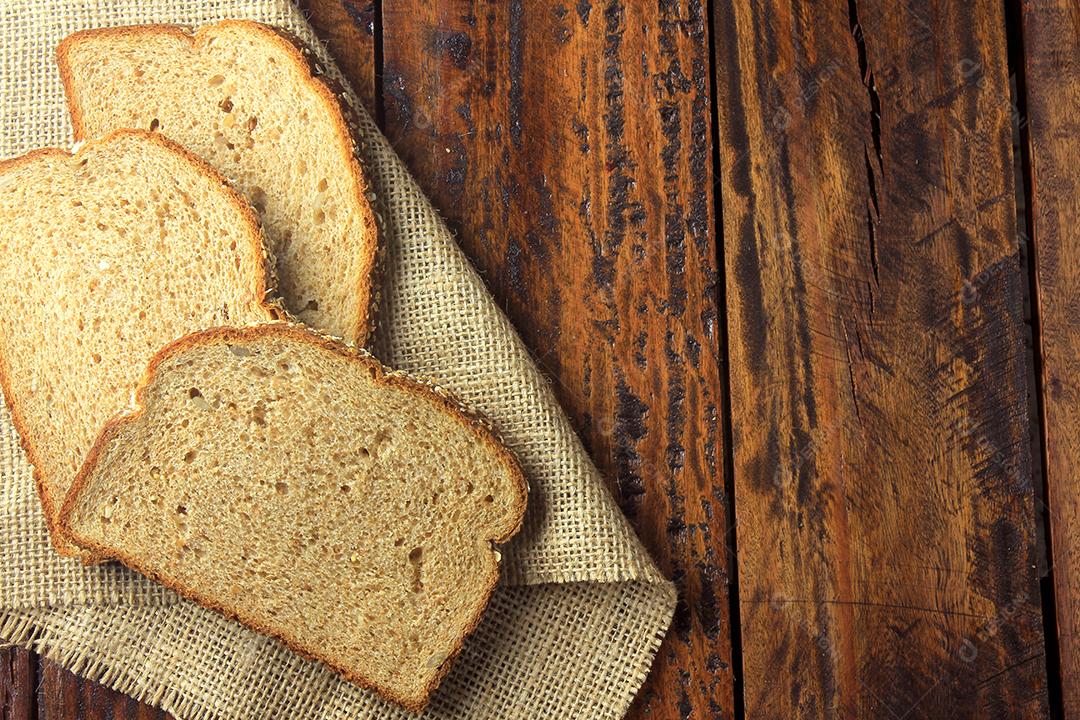 pão orgânico artesanal feito de aveia, ovos e sementes de linho. Dieta saudável. Vista do topo