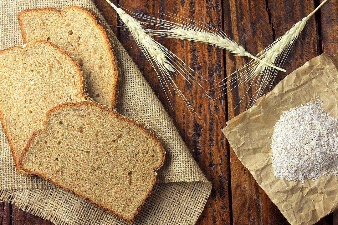 pão orgânico artesanal feito de aveia, ovos e sementes de linho. Dieta saudável. Vista do topo