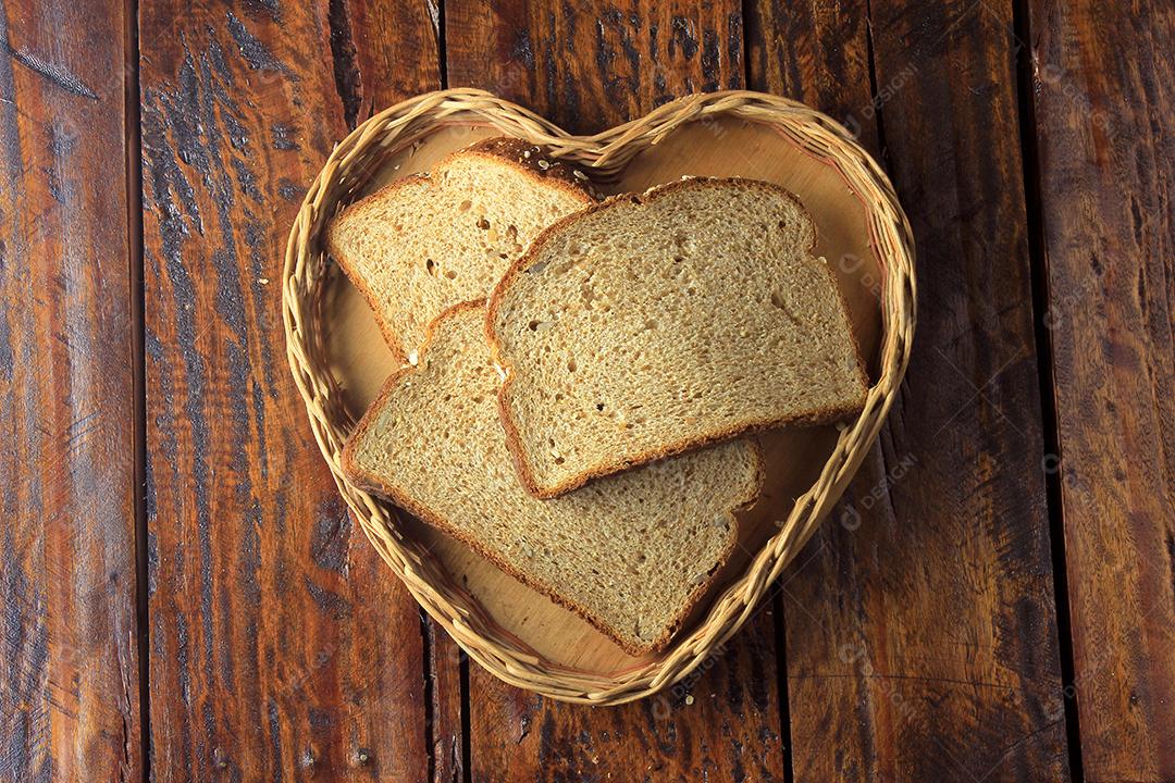 pão orgânico artesanal feito de aveia, ovos e sementes de linho. Dieta saudável. Vista do topo