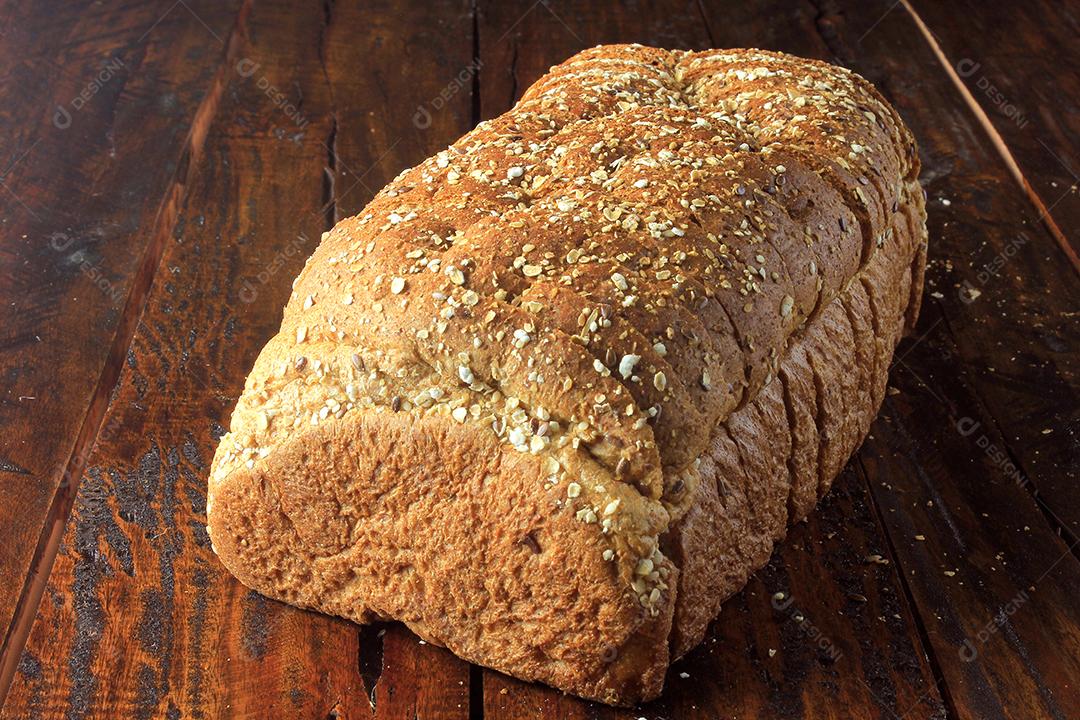 Fatias de pão integral orgânico, feito de aveia e sementes de linho na mesa do café da manhã. Dieta saudável. Vista do topo
