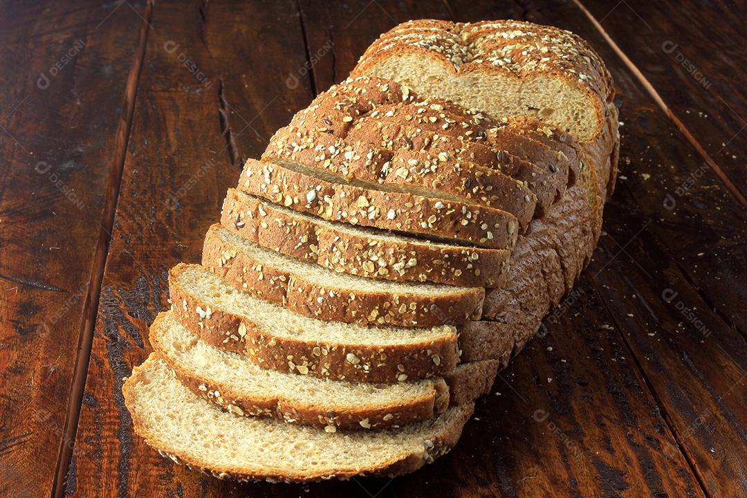 pão orgânico artesanal feito de aveia, ovos e sementes de linho. Dieta saudável. Vista do topo
