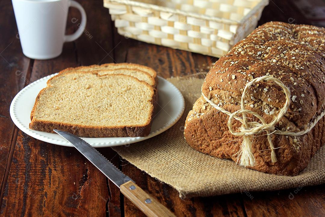 pão orgânico artesanal feito de aveia, ovos e sementes de linho. Dieta saudável. Vista do topo