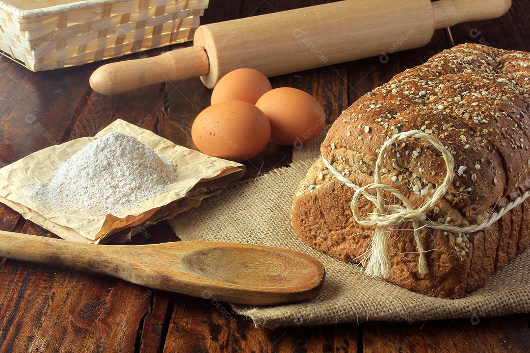 pão orgânico artesanal feito de aveia, ovos e sementes de linho. Dieta saudável. Vista do topo