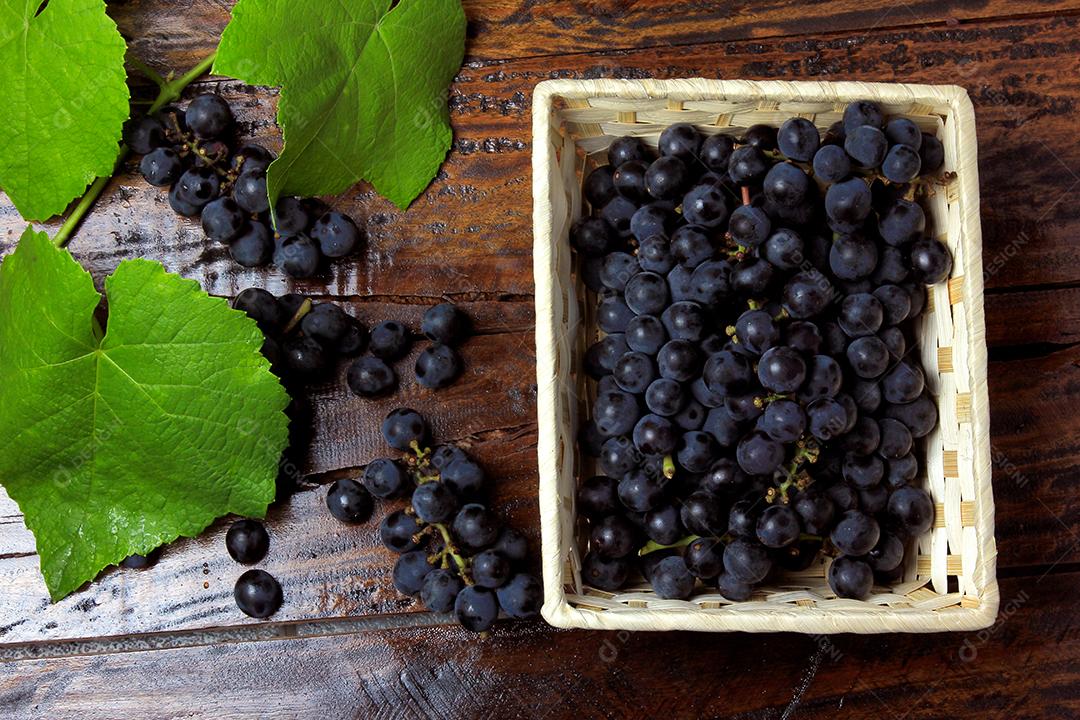 cachos uvas comida frutas alimentos saudaveis mesa madeira fotos imagem