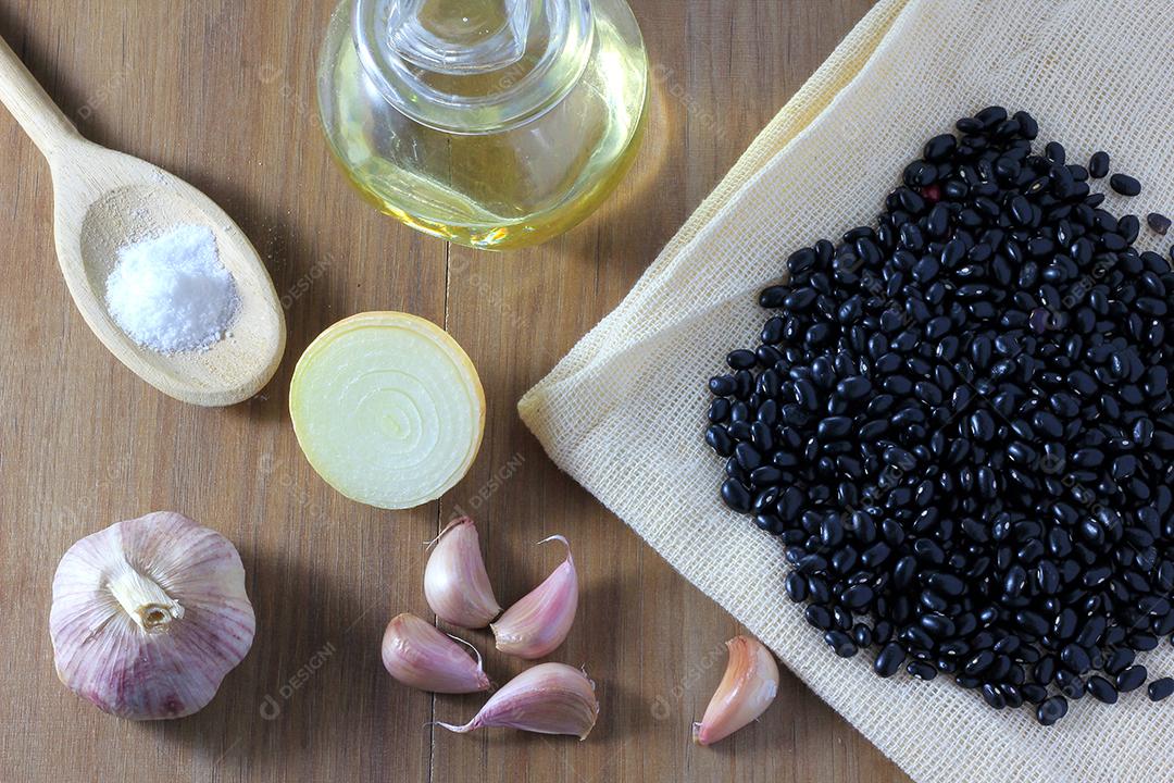 grãos de feijão vermelho e ingredientes na mesa de madeira, vista superior