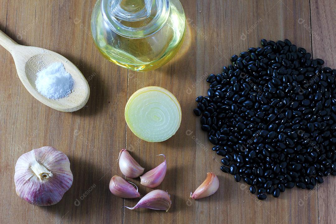 grãos de feijão vermelho e ingredientes na mesa de madeira, vista superior