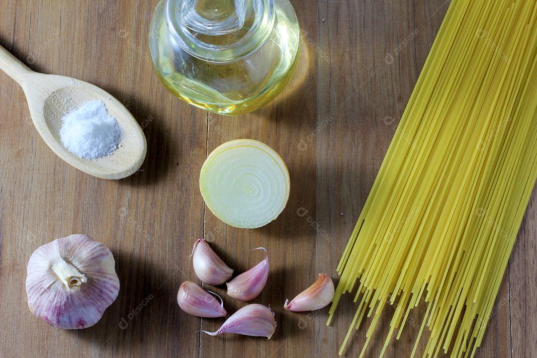 macarrão na mesa de madeira ao lado de ingredientes, vista superior