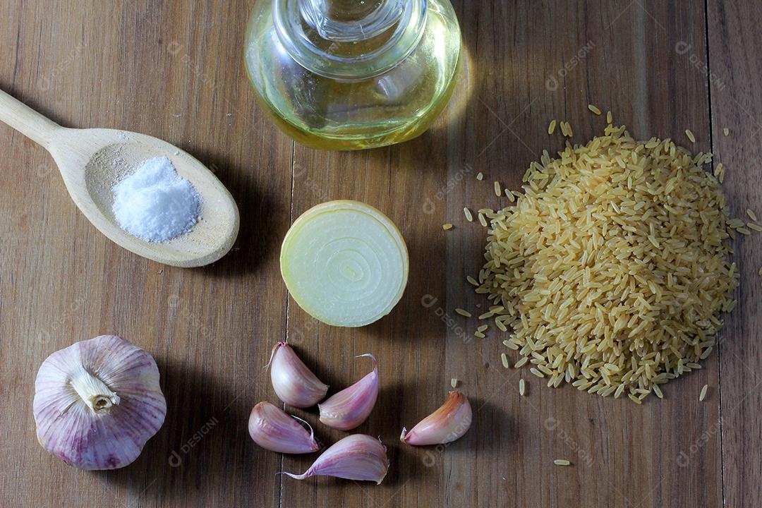arroz integral na mesa de madeira ao lado de ingredientes, vista superior