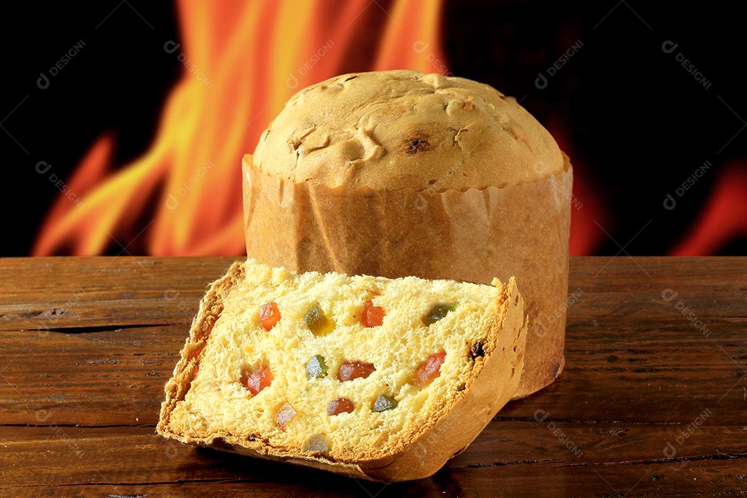 fatia de panetone com mesa de madeira de frutas cristalizadas. Chr
