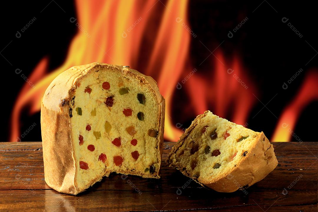 fatia de panetone com mesa de madeira de frutas cristalizadas