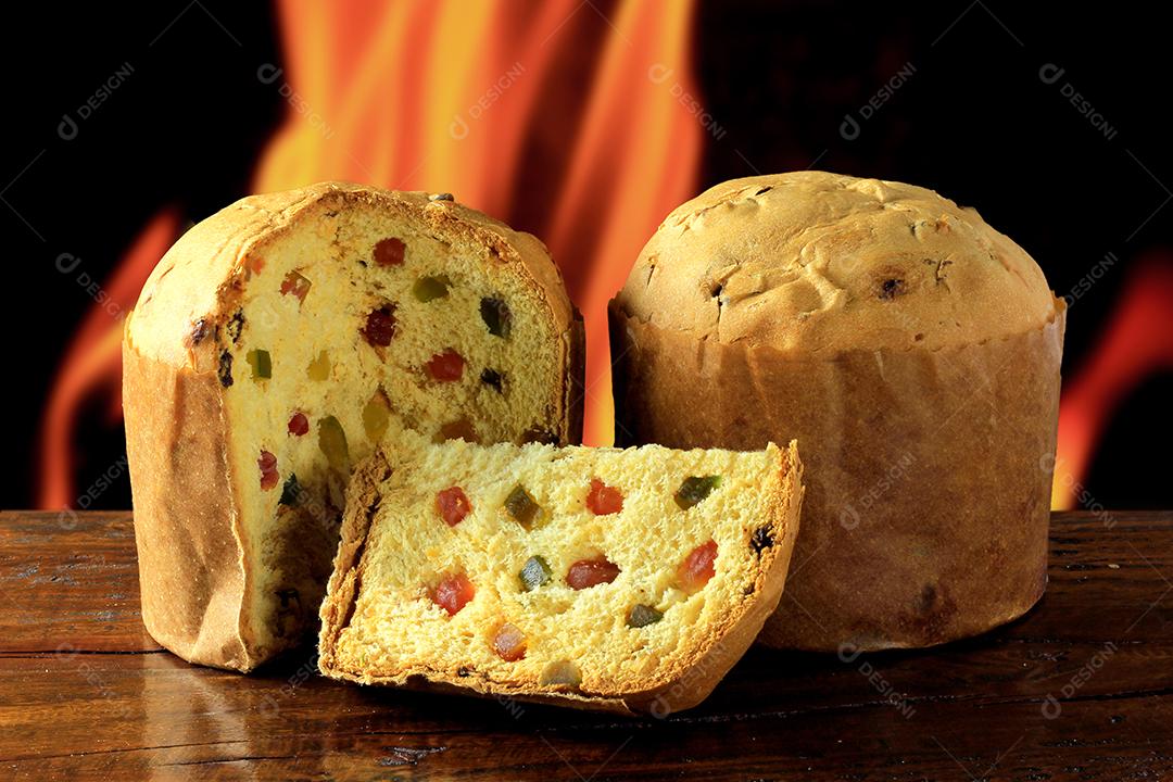fatia de panetone com mesa de madeira de frutas cristalizadas