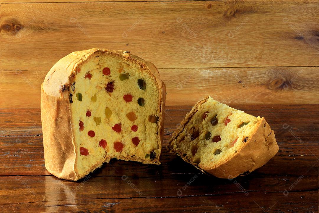 Decoração de natal feita com panetone e presentes isolados em fundo de madeira rústico. vista do topo