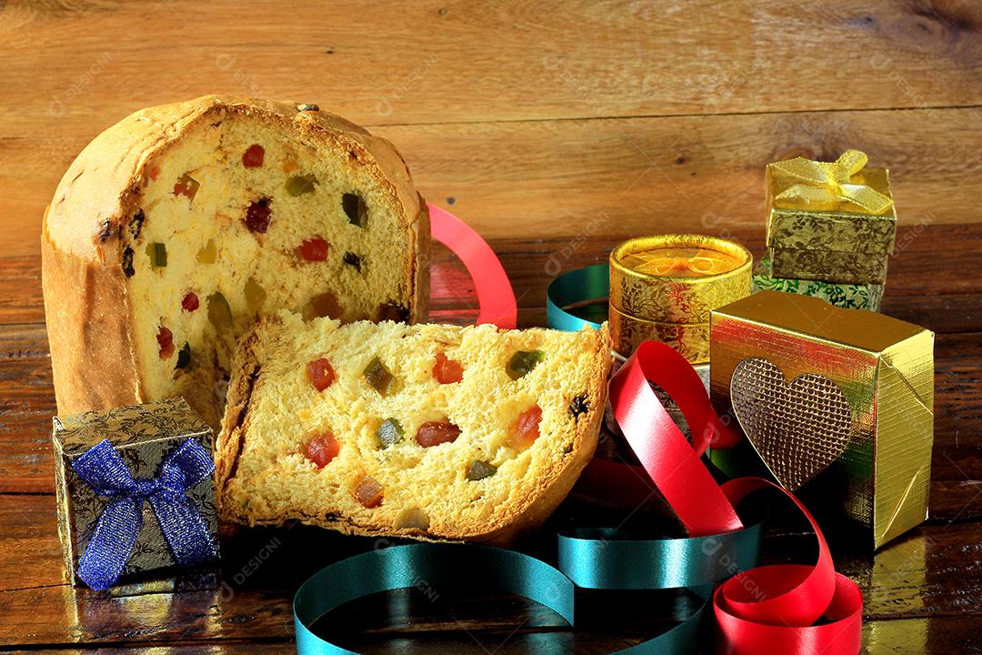 Decoração de natal feita com panetone e presentes isolados em fundo de madeira rústico. vista do topo