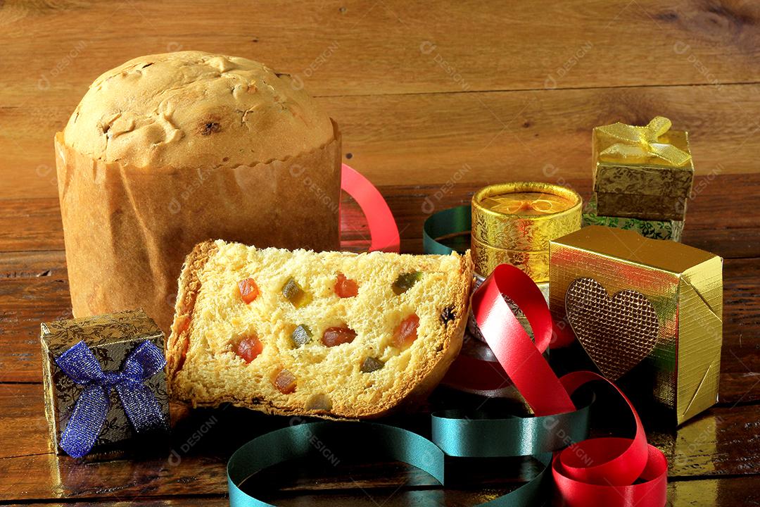 Decoração de natal feita com panetone e presentes isolados em fundo de madeira rústico. vista do topo