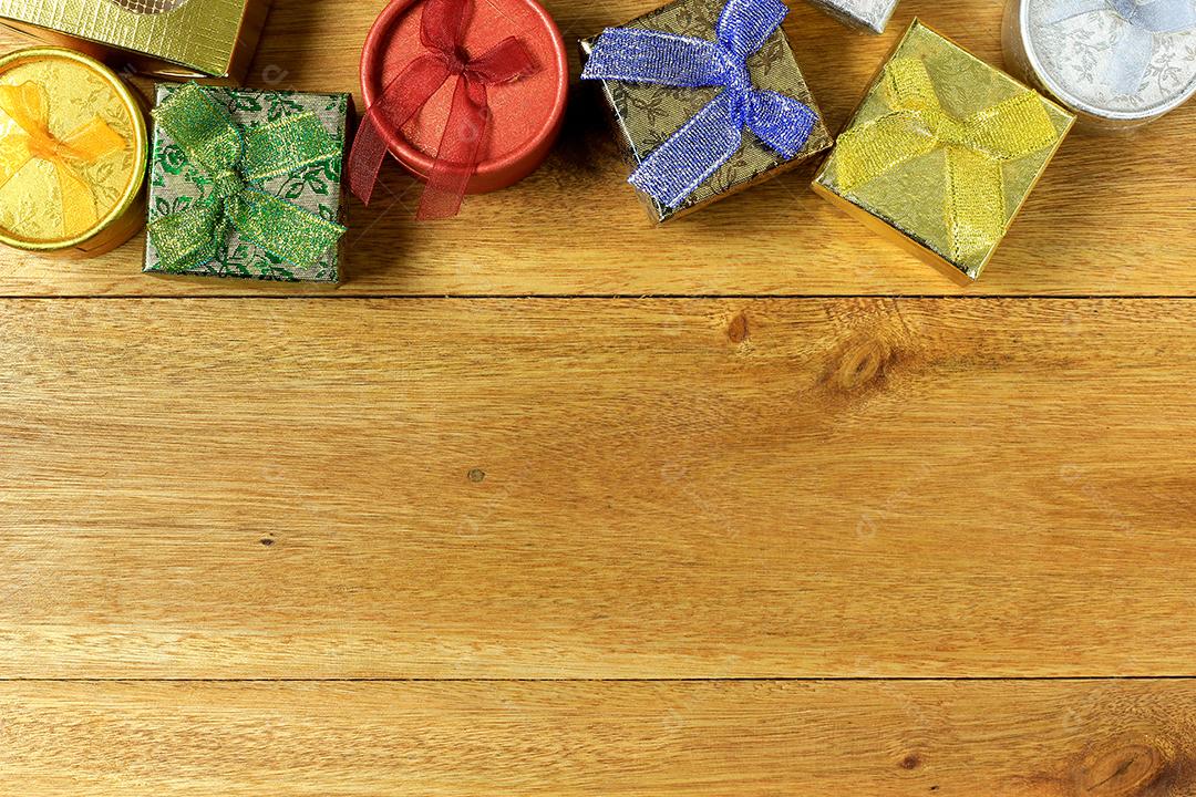 Composição de Natal. Presentes de Natal na mesa de madeira. Vista superior papel, papelão