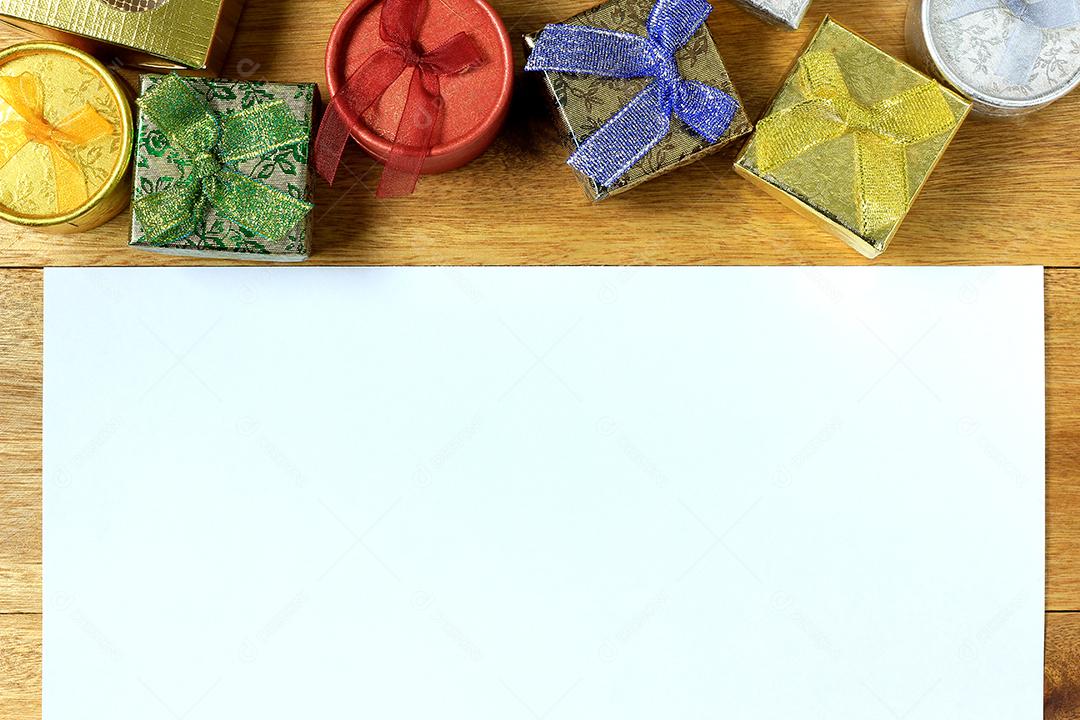 Composição de Natal. Presentes de Natal na mesa de madeira. Vista superior papel, papelão