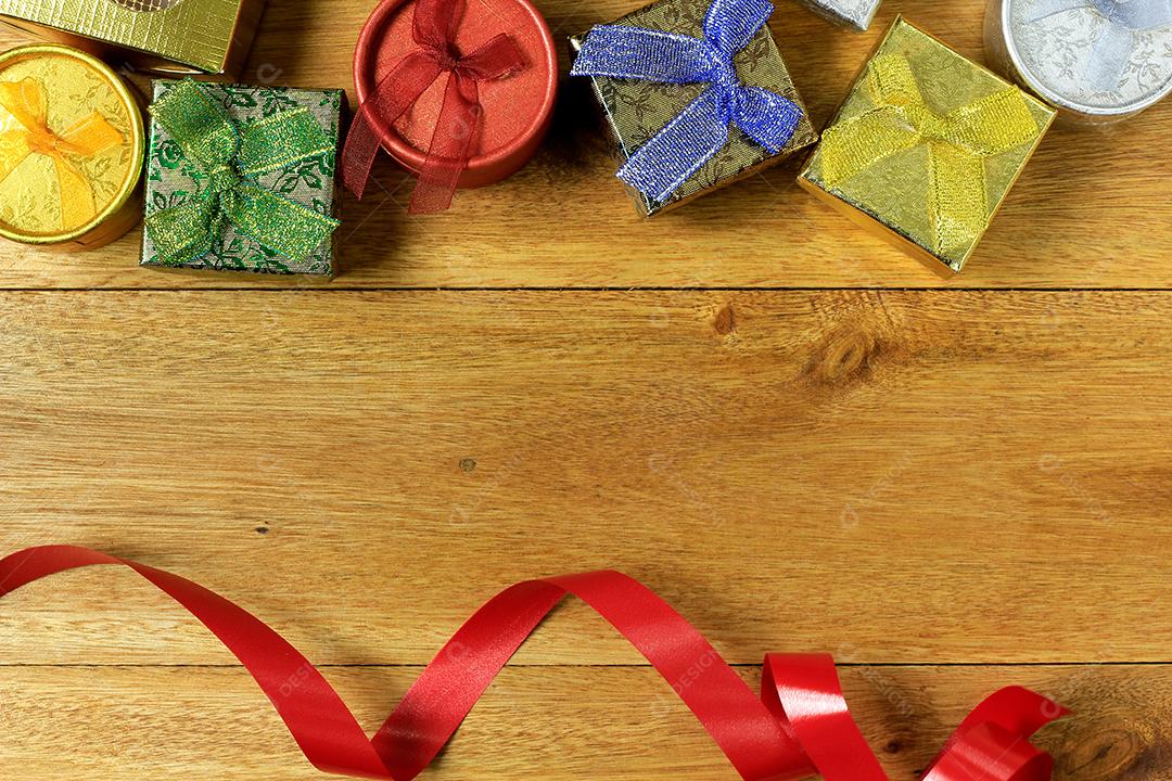 Composição de Natal. Presentes de Natal na mesa de madeira. Vista superior papel, papelão