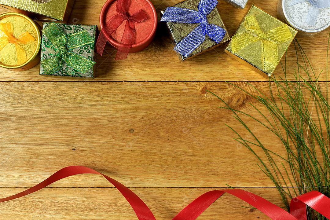 Composição de Natal. Presentes de Natal na mesa de madeira. Vista superior papel, papelão