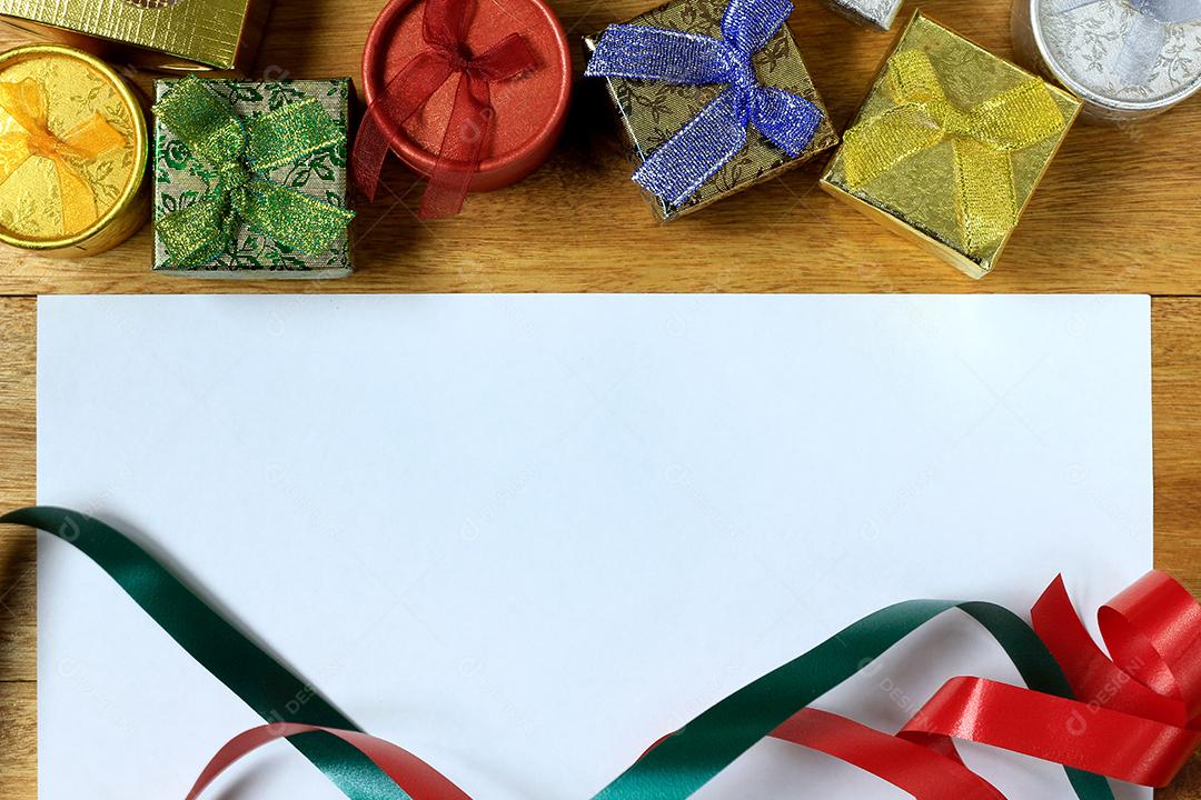 Composição de Natal. Presentes de Natal na mesa de madeira. Vista superior papel, papelão