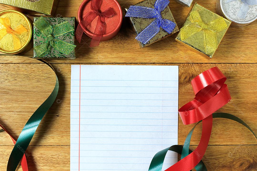 Composição de Natal. Presentes de Natal na mesa de madeira. Vista superior papel, papelão