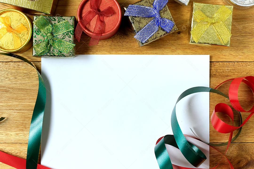 Composição de Natal. Presentes de Natal na mesa de madeira. Vista superior papel, papelão