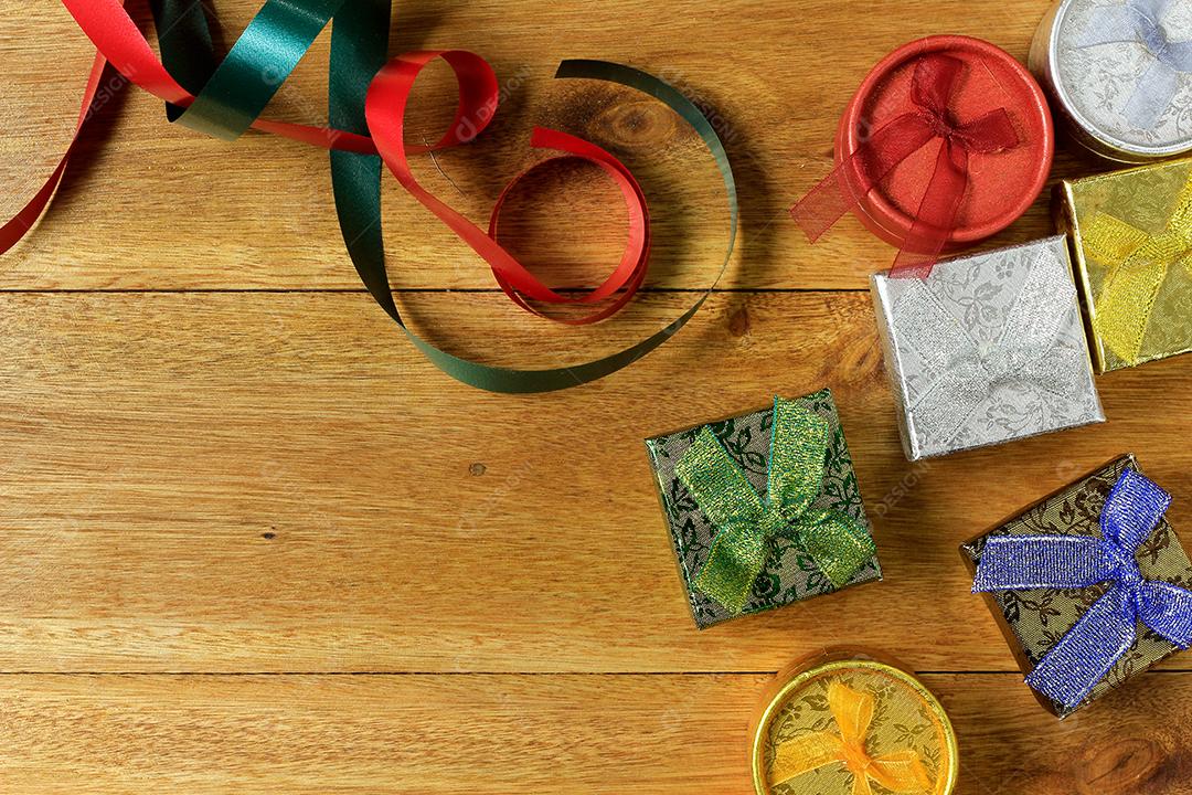 Composição de Natal. Presentes de Natal na mesa de madeira. Vista superior papel, papelão