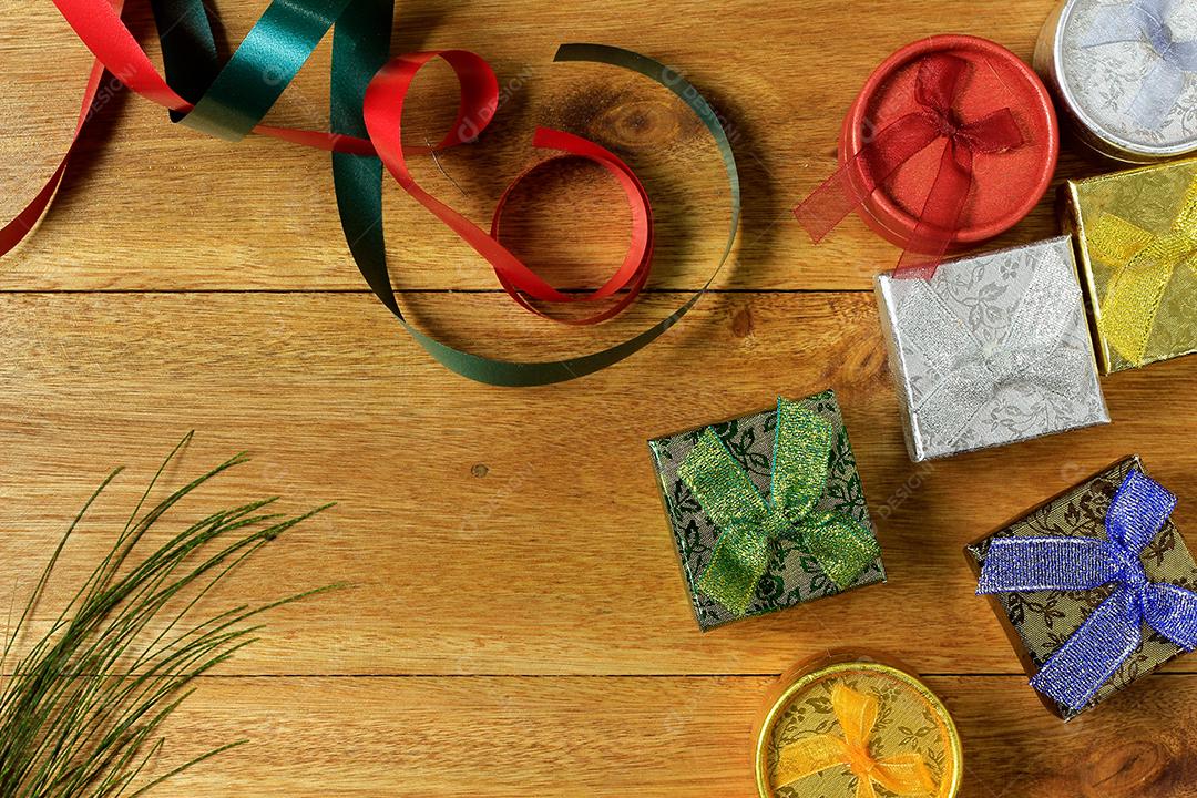 Composição de Natal. Presentes de Natal na mesa de madeira. Vista superior papel, papelão