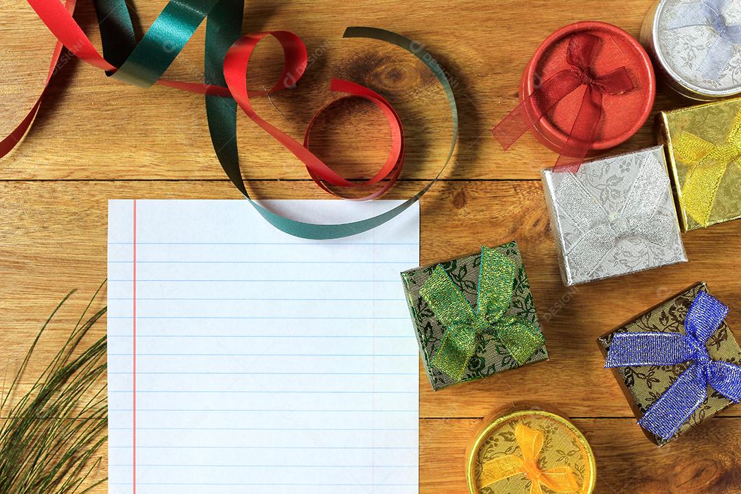 Composição de Natal. Presentes de Natal na mesa de madeira. Vista superior papel, papelão