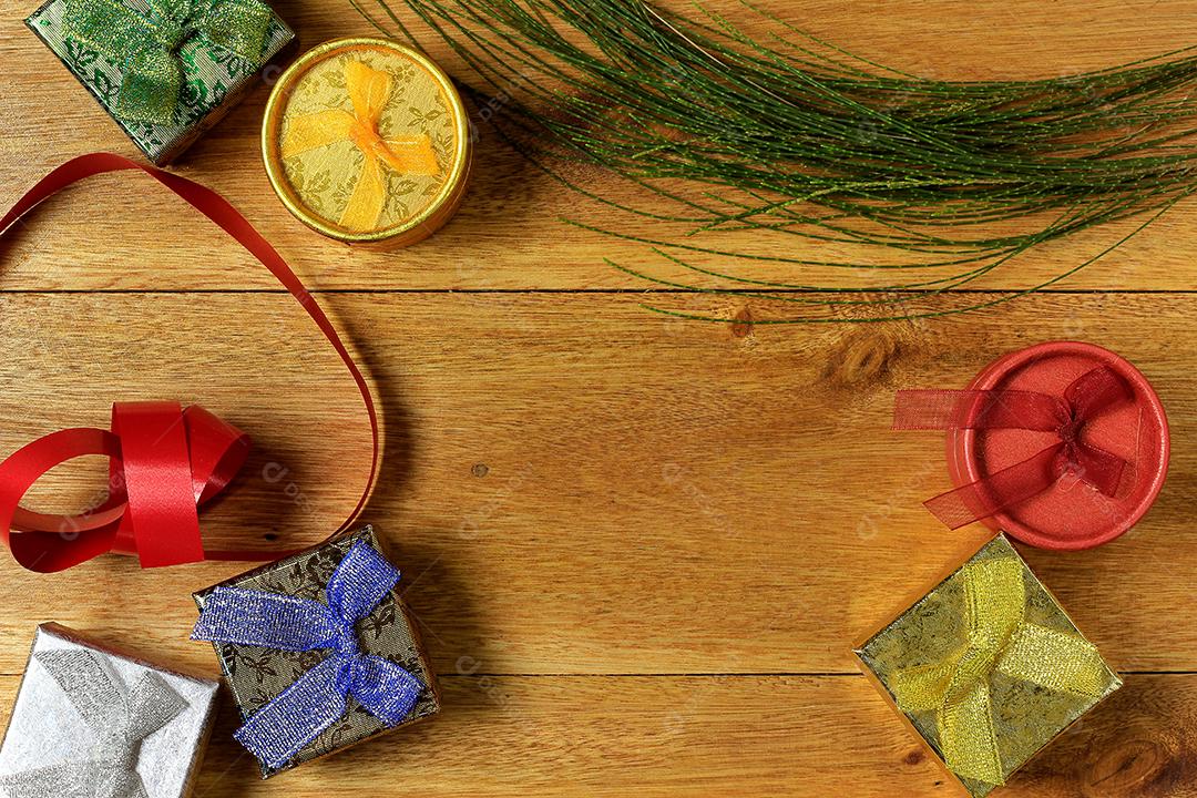 Composição de Natal. Presentes de Natal na mesa de madeira. Vista superior papel, papelão
