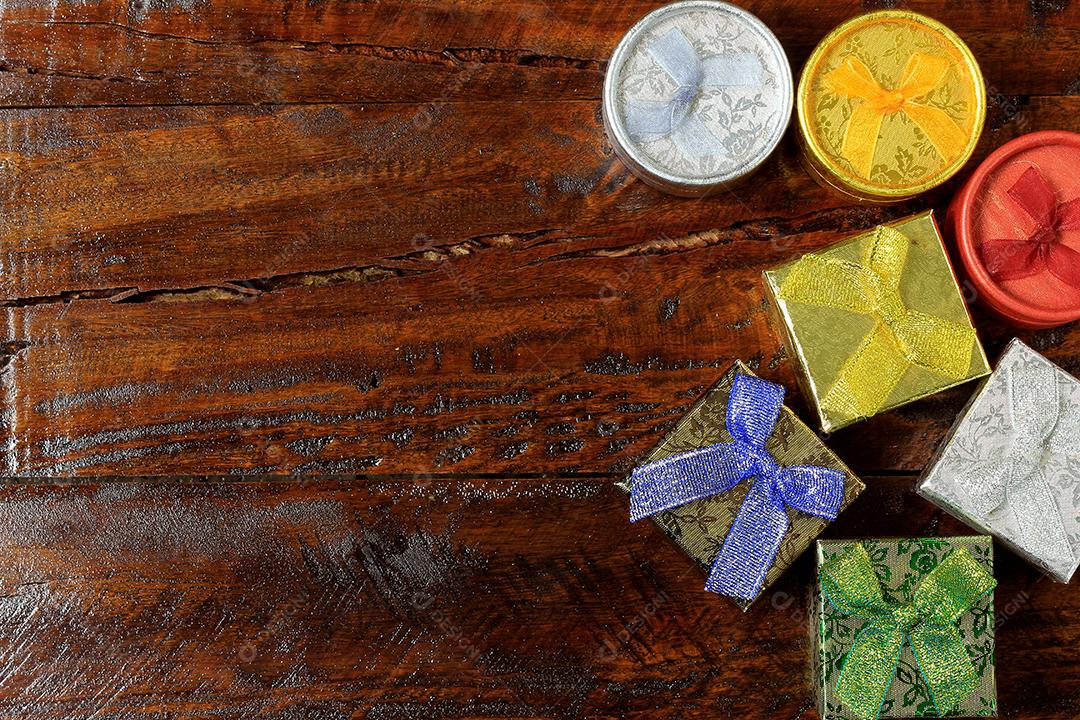 Composição de Natal. Presentes de Natal na mesa de madeira. Vista superior papel, papelão