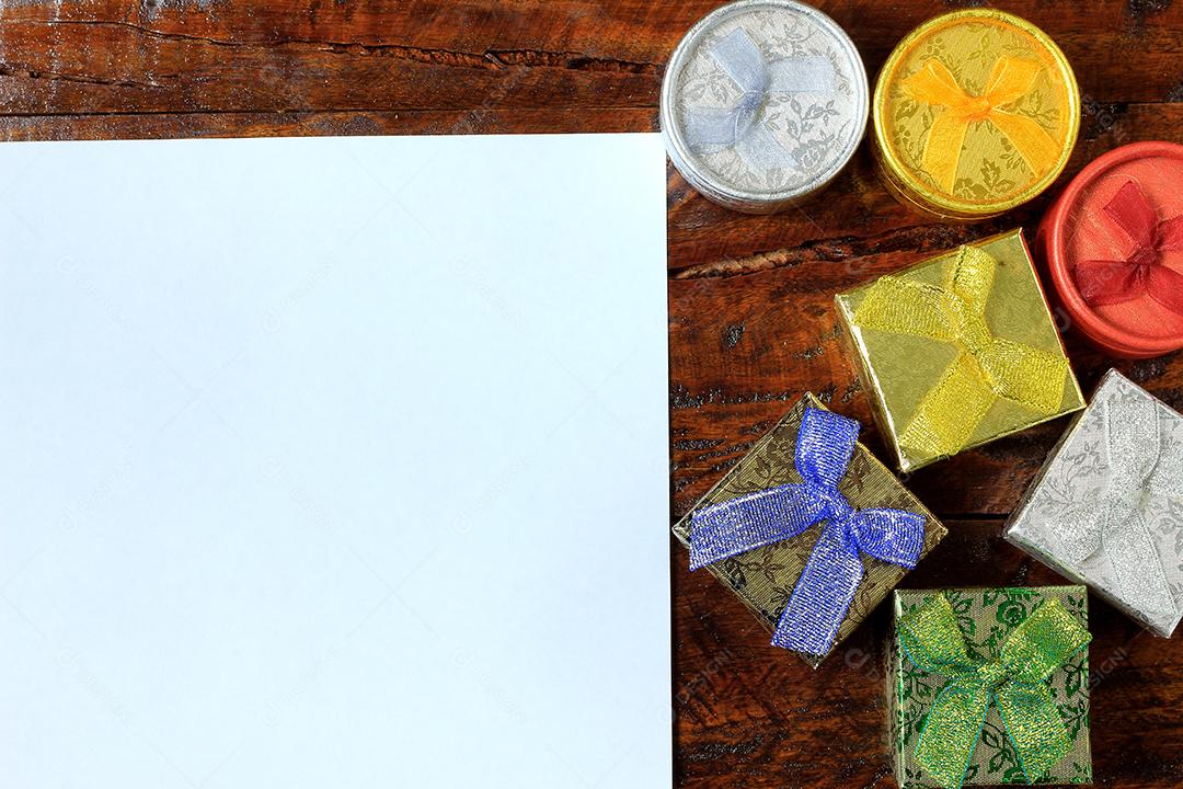 Composição de Natal. Presentes de Natal na mesa de madeira. Vista superior papel, papelão