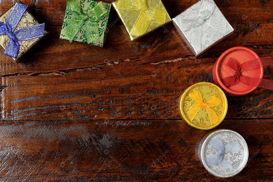 Composição de Natal. Presentes de Natal na mesa de madeira. Vista superior papel, papelão